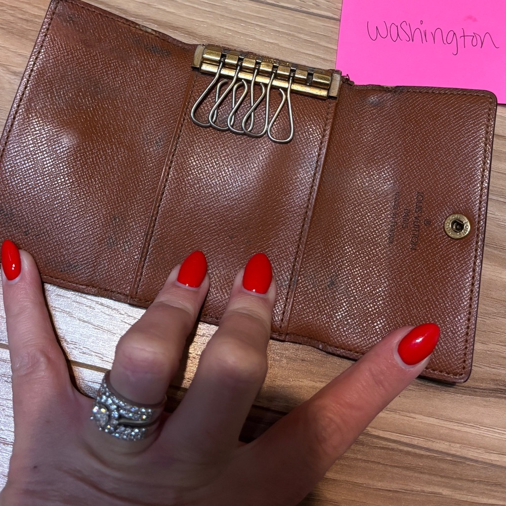 Louis Vuitton ๐ MONOGRAM KEY HOLDER ๐ - Picture 6 of 8